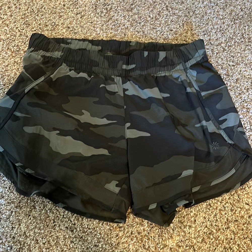 Athleta 4” hustle shirts - S